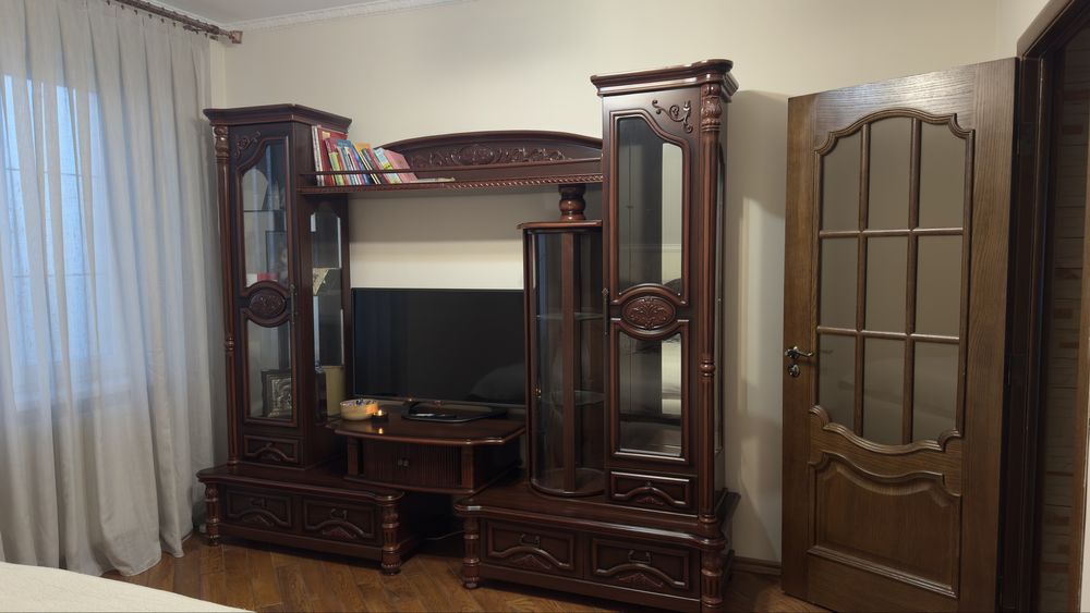 Меблева стінка з малазійського дуба