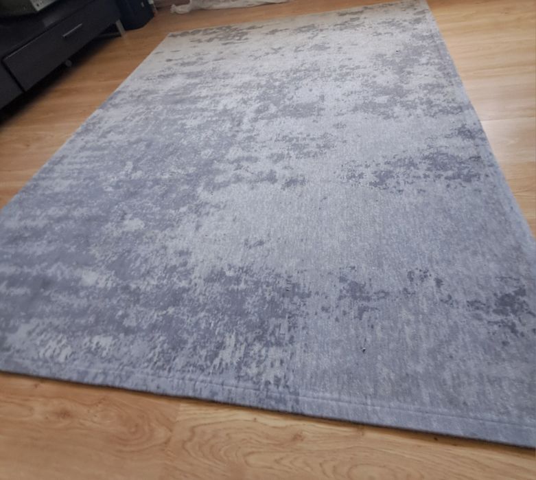 Dwa dywany w kolorze szarym