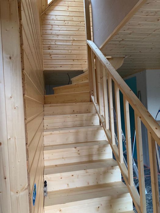 Schody świerkowe prawoskretne z demontażu po 4 miesiacach uzywania