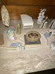 Peças de decoração antiga e ligadas à religião