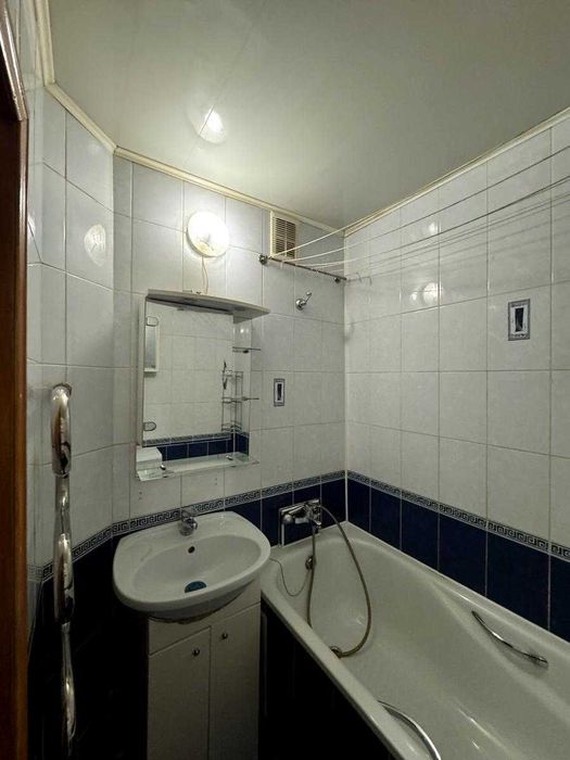 Продам 2 к вул Червоної Калини 22  Троещина