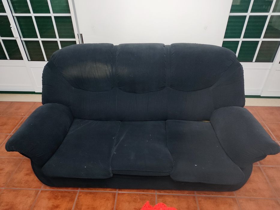 Sofás de veludo com almofadas