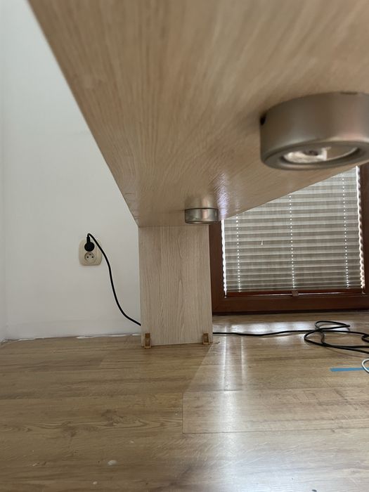 Biurko z 4 szufladami i dodatkową półką