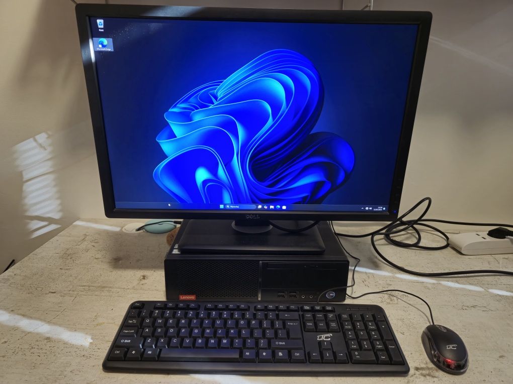Zestaw komputerowy Lenovo V520S z monitorem Dell 24 cale wifi