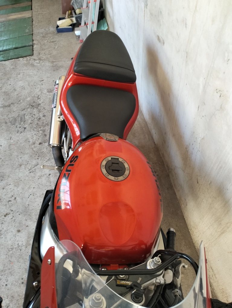 Suzuki GSXR 750.