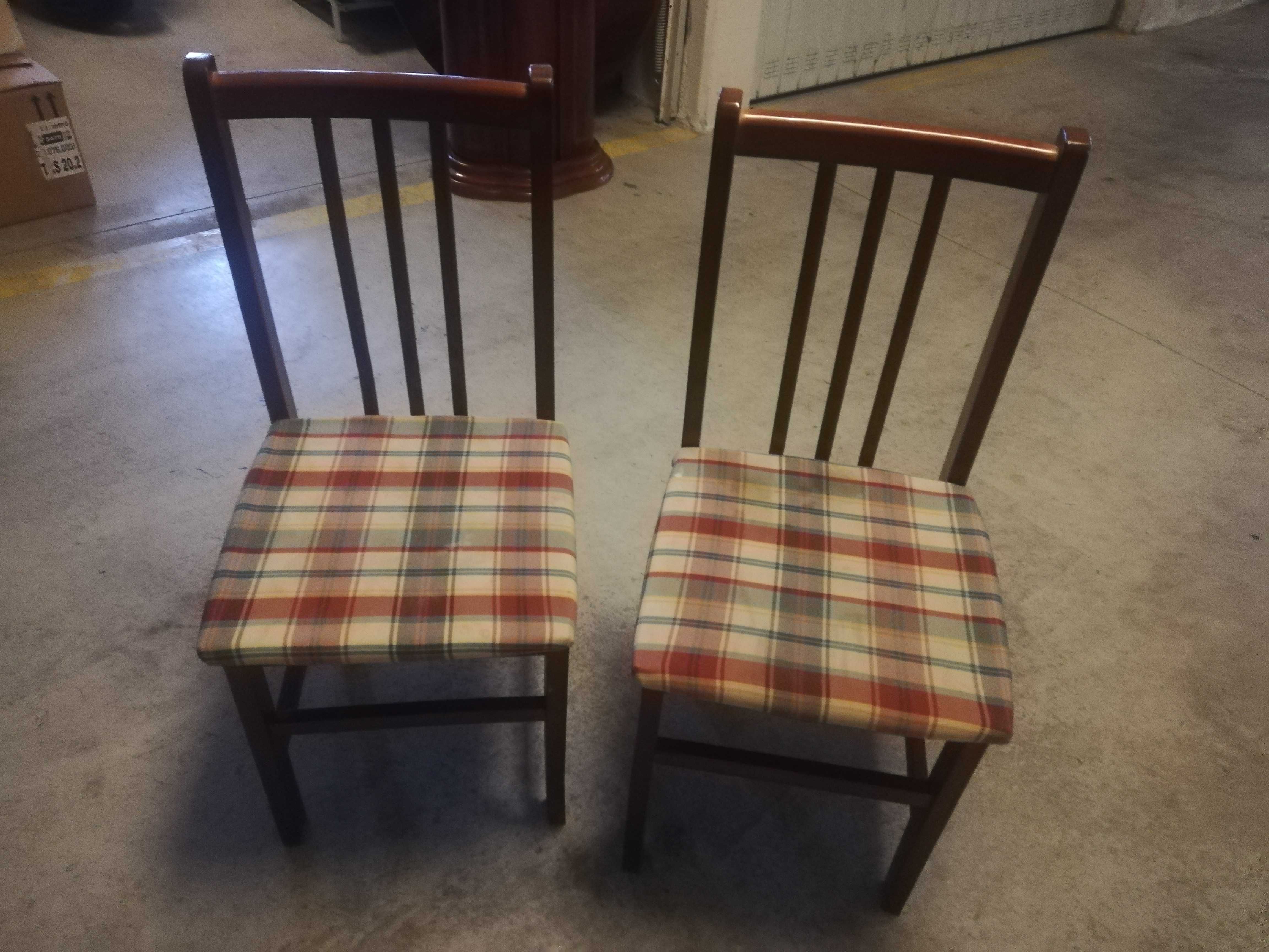 Movel se sala  e mesa com 4 cadeiras como novo
