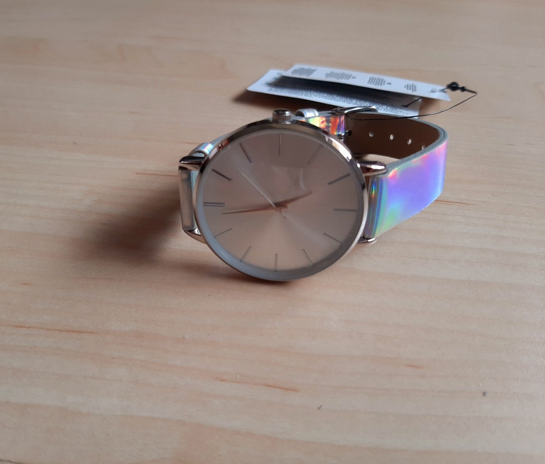 Zegarek firmy Reserved średnica koperty 4 cm srebrny efekt hologramu