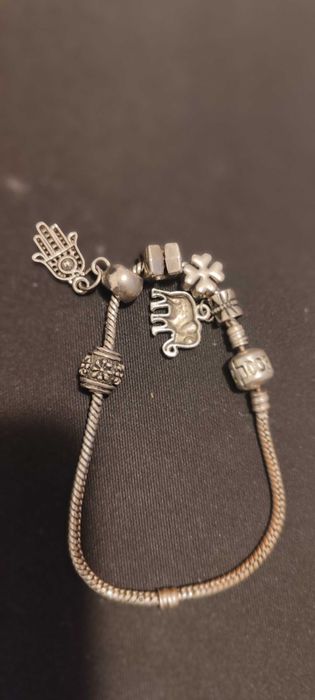 Pulseira Pandora com vários pendentes