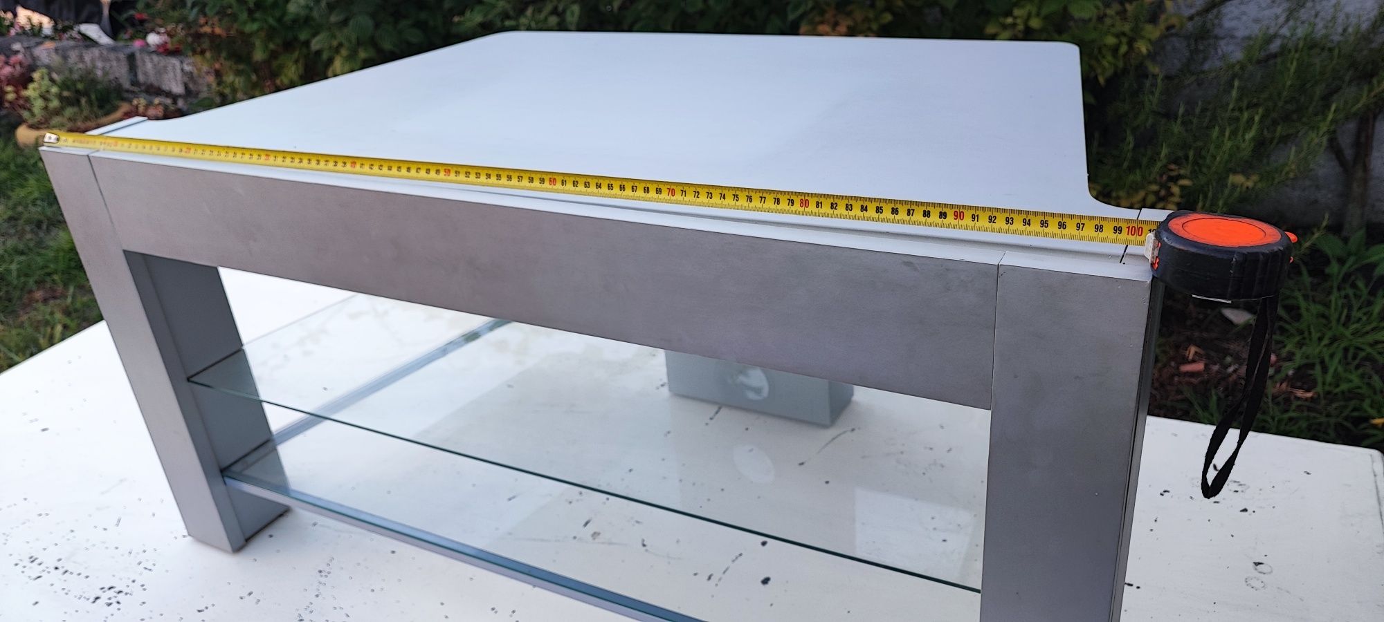 Mesa de TV com prateleira em vidro.