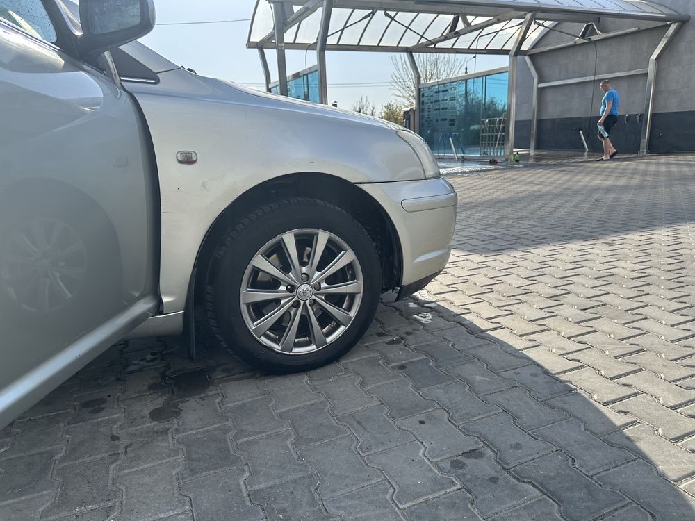 Продам тайоту авенсис 2003