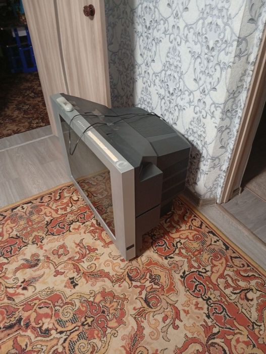 Телевізор , дуже великий . 2000