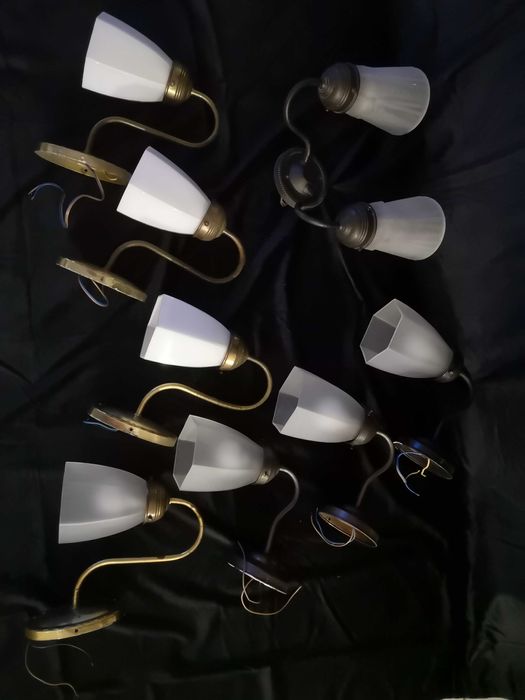 Kolekcja starych mosiężnych kinkietów część spatynowanych część poler.