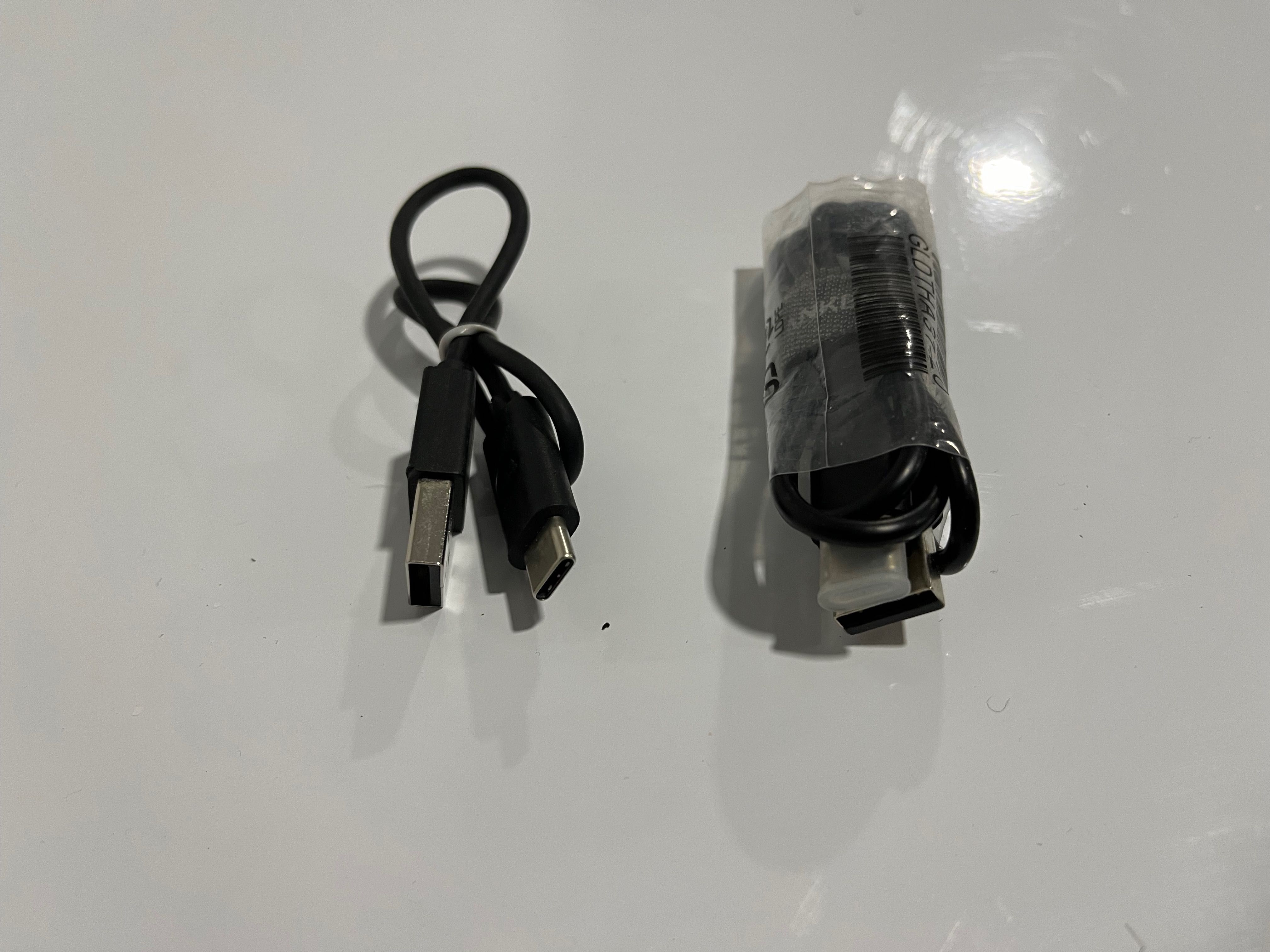Vários cabos USB micro, mini, USB C e outros tipos + carregadores