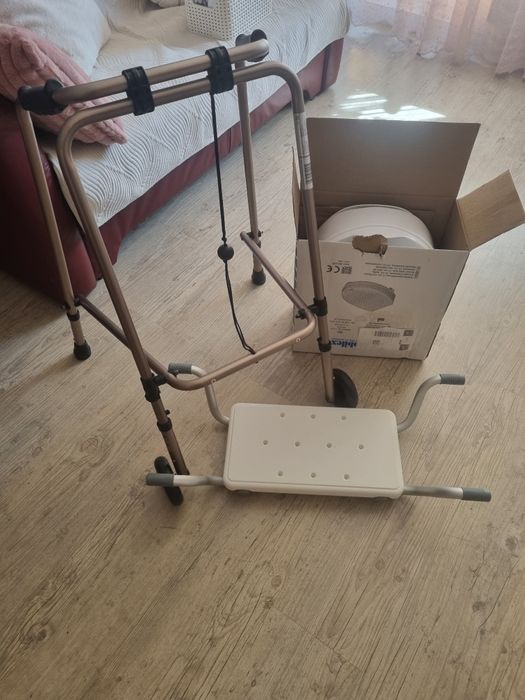 Zestaw dla seniora balkonik nakładka na sedes i na wannę
