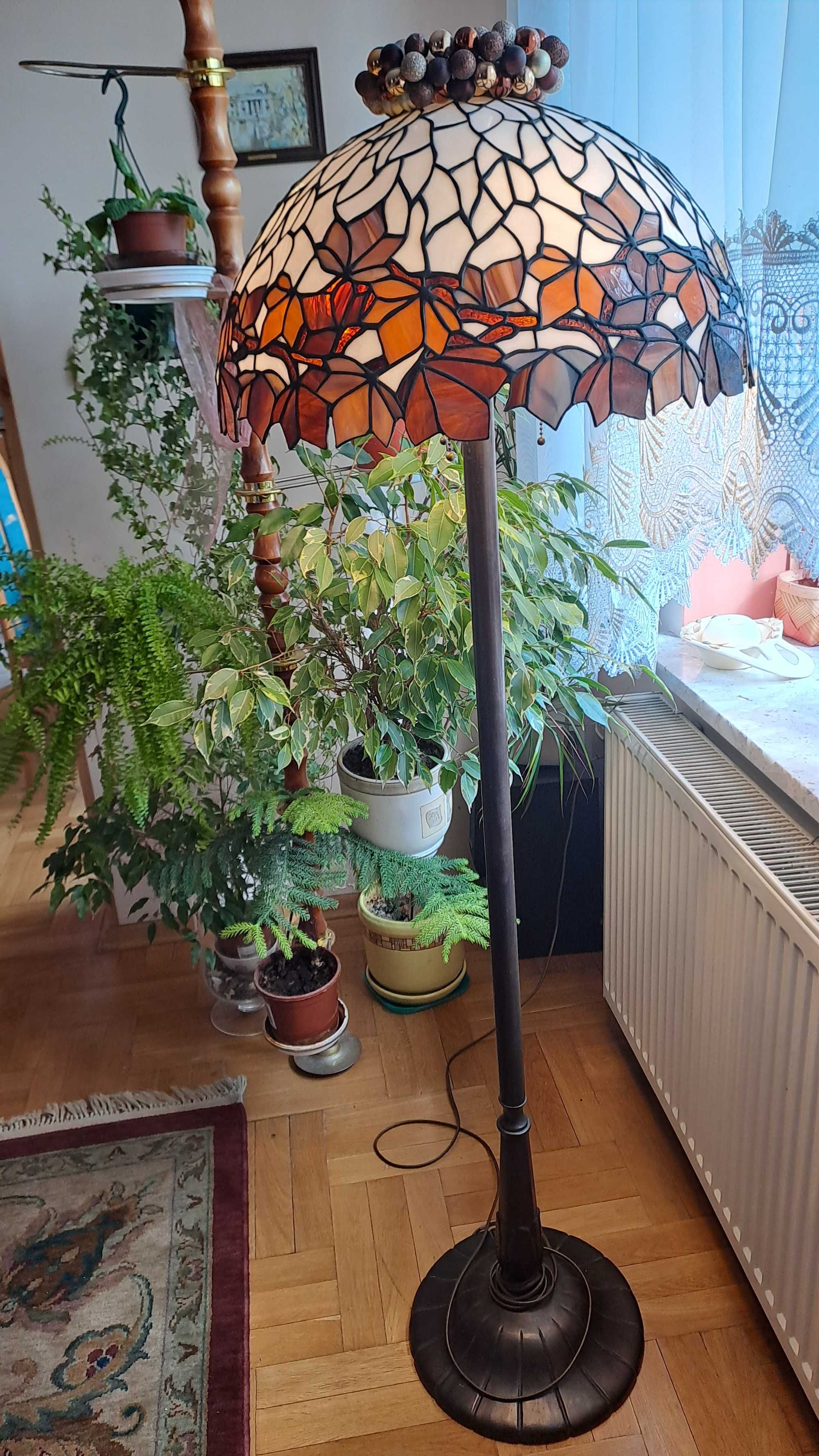 Luksusowa mosiężna  lampa stojąca z witrażowym  szklanym abażurem