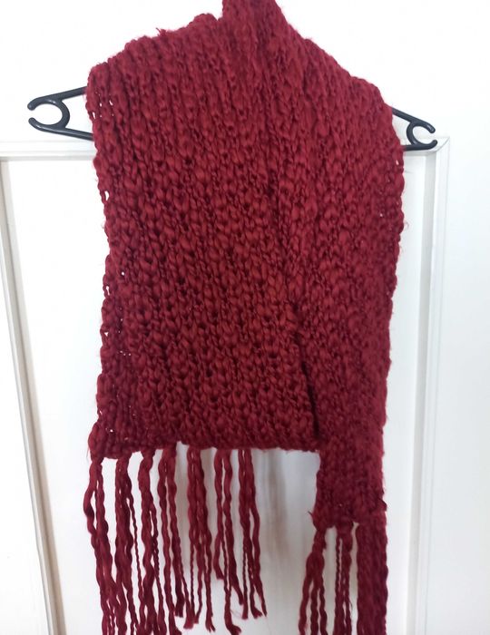 Długi bordowy szalik czerwony z frędzlami zima