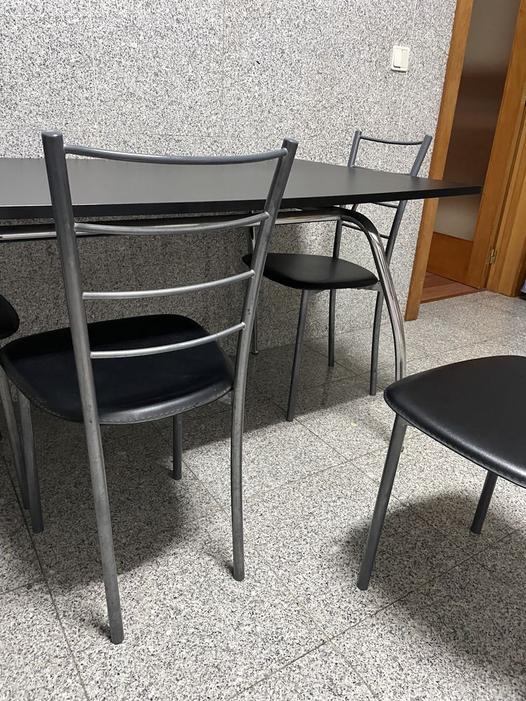 Mesa + 4 Cadeiras
