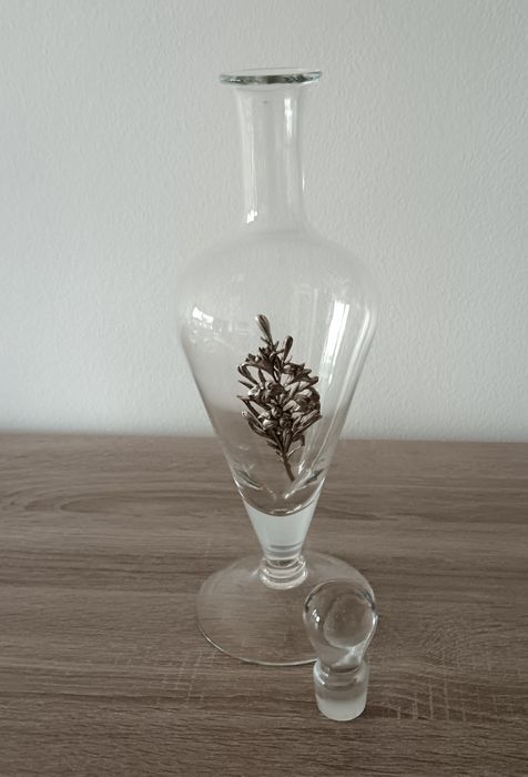 Garrafa em vidro com decoração em estanho