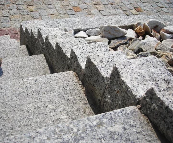 Kostka granitowa Granit cięto-łupany palisada 10x10x40 Krawężni