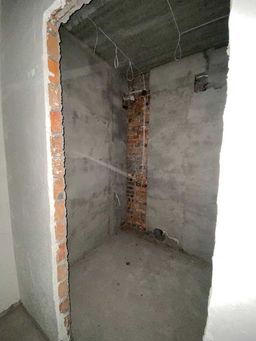 Готова до фінального ремонту 2к квартира на Виставці!