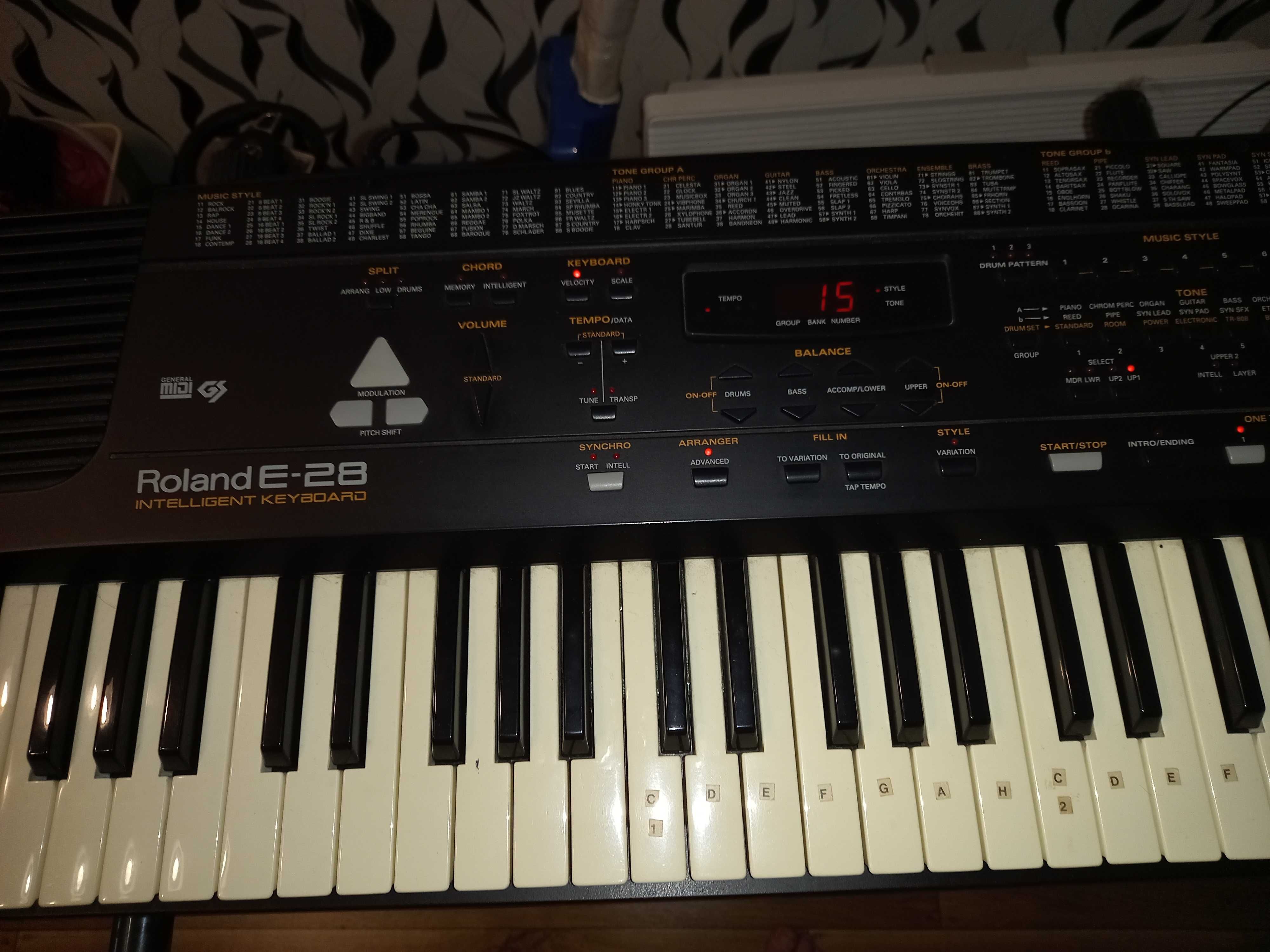 Keyboard Roland E-28 Klawiatura MIDI inteligentnym syntezatorem