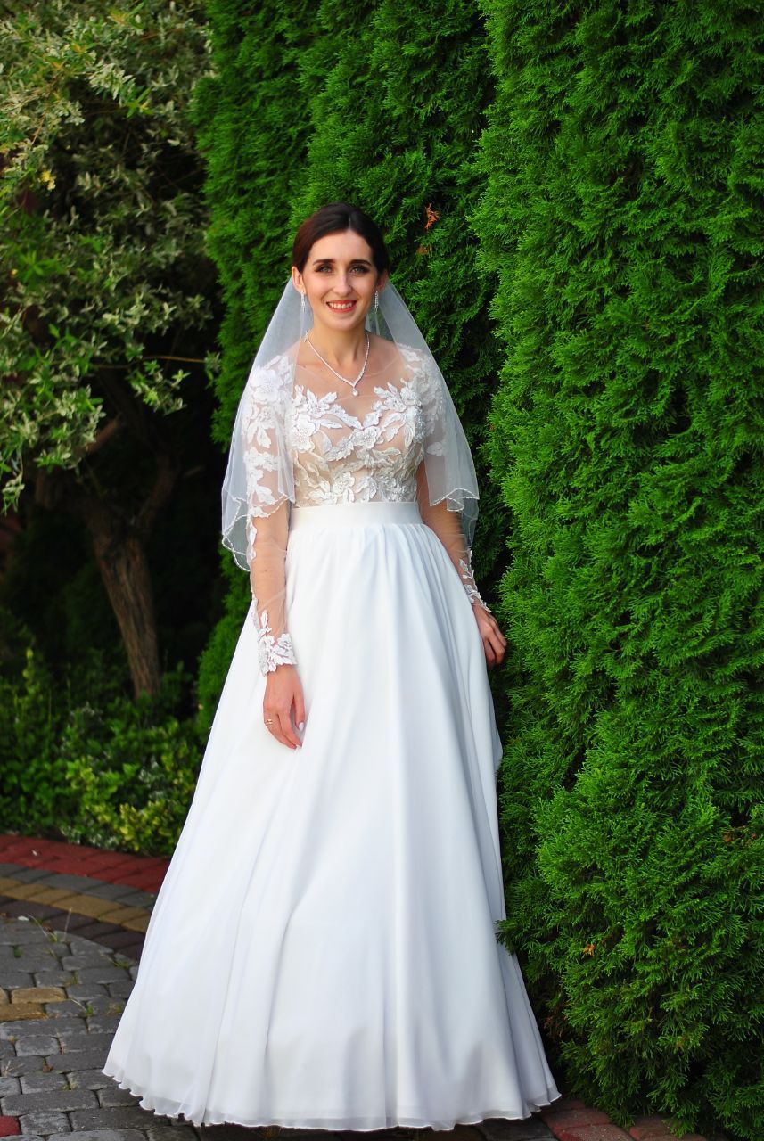 Продам весільну сукню розмір SM 42-44, стан ідеальний ціна 5000грн