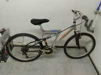 Bicicleta Roda 26 / Quadro em Alumínio / Suspensão, etc.