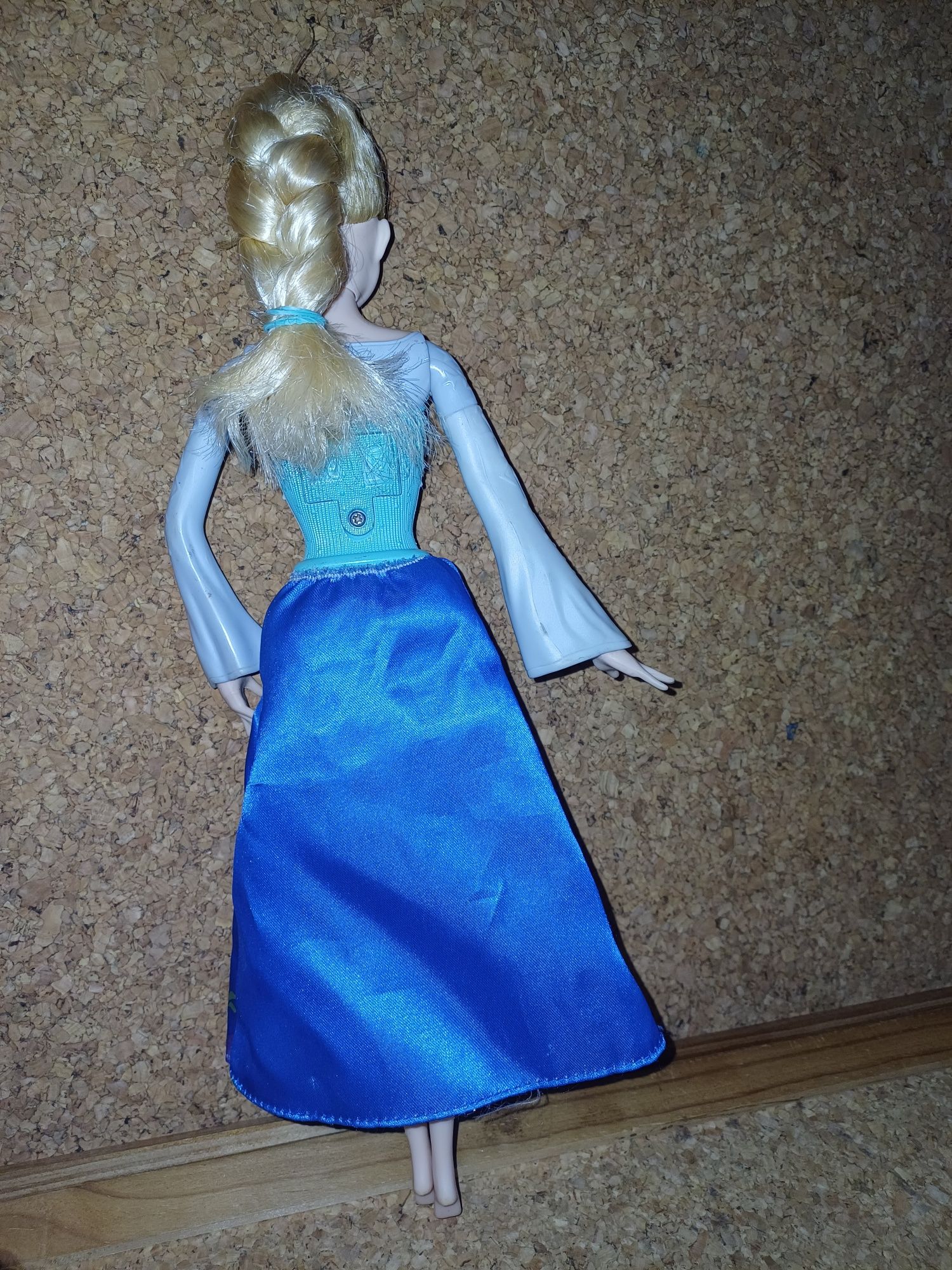 Boneca Elsa Frozen, Disney. 
Dá luz.