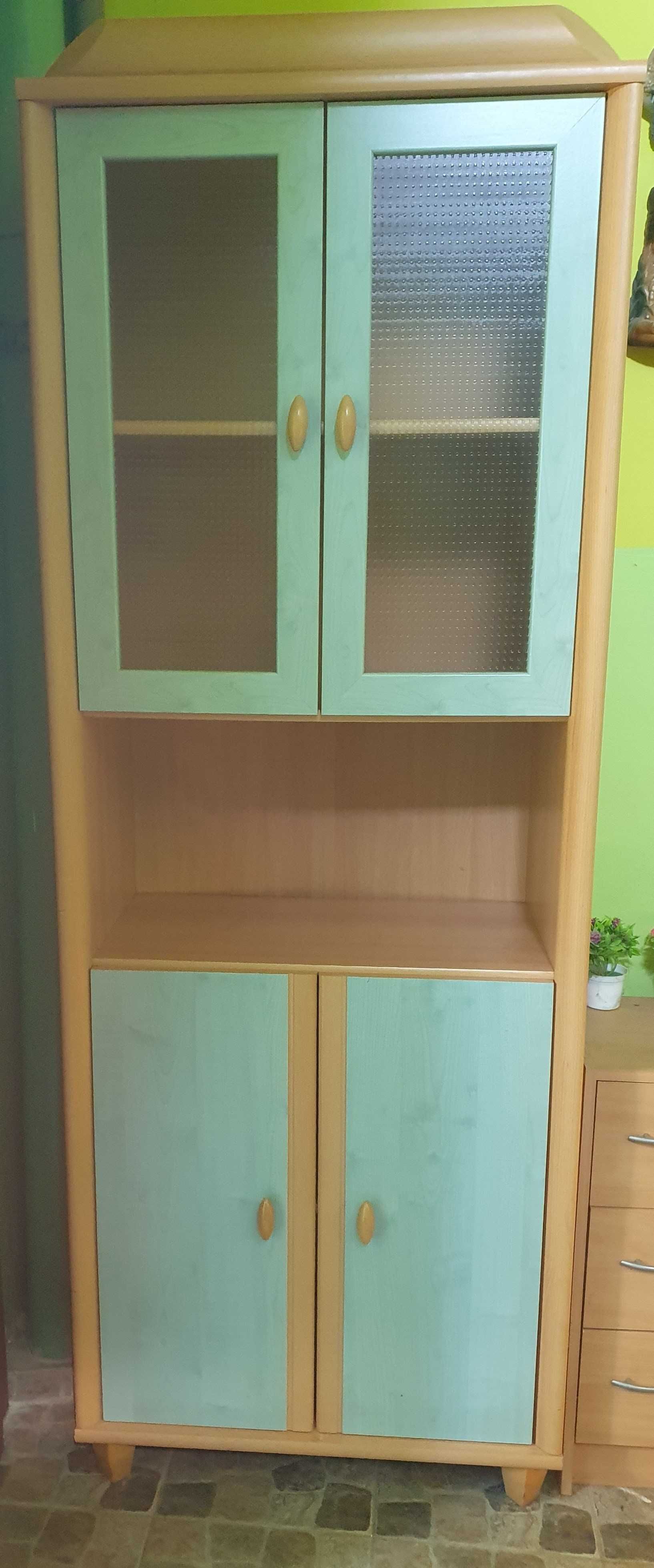 Witryna oszklone drzwi.