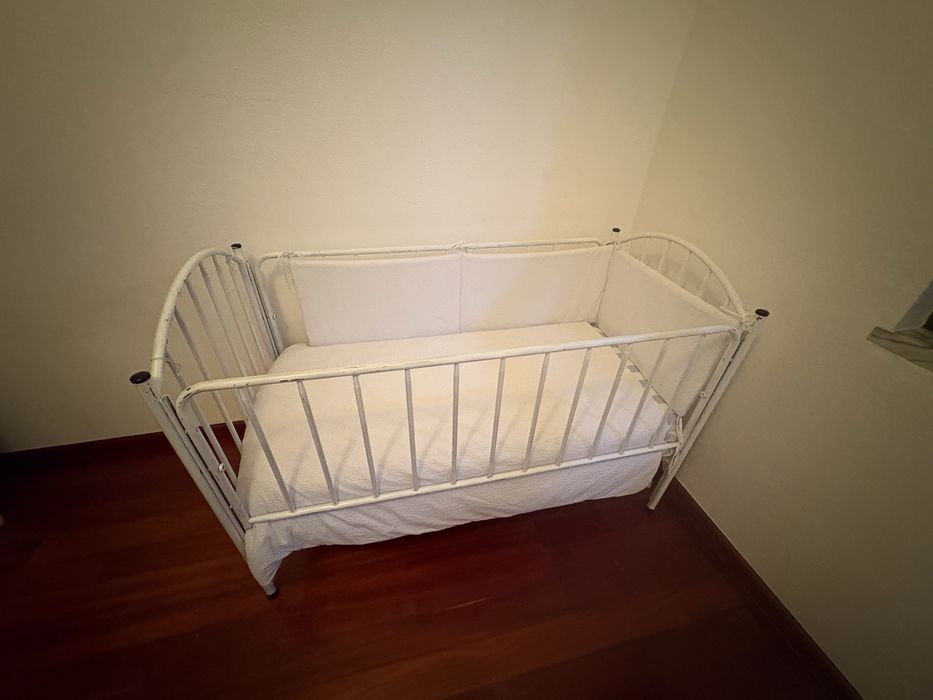 Cama para bebé branca