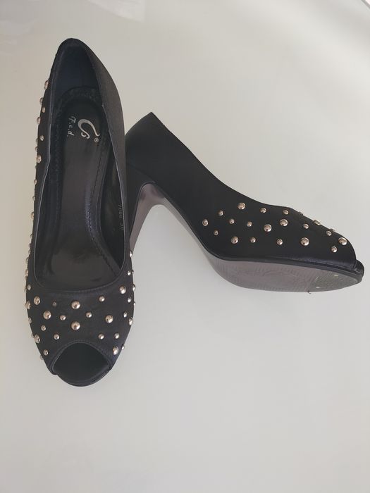 Sapato salto alto preto com tachas