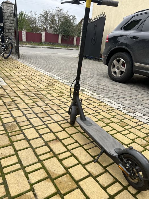 Продам два самокати xiaomi