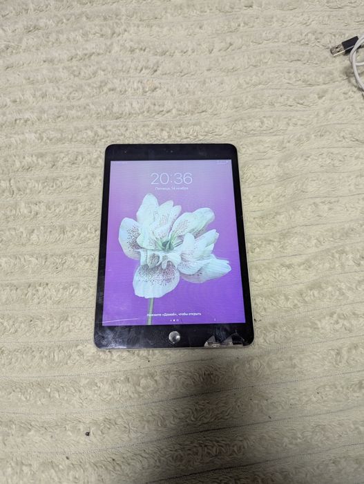 Продам iPad Mini 2 (рабочий , но битый)