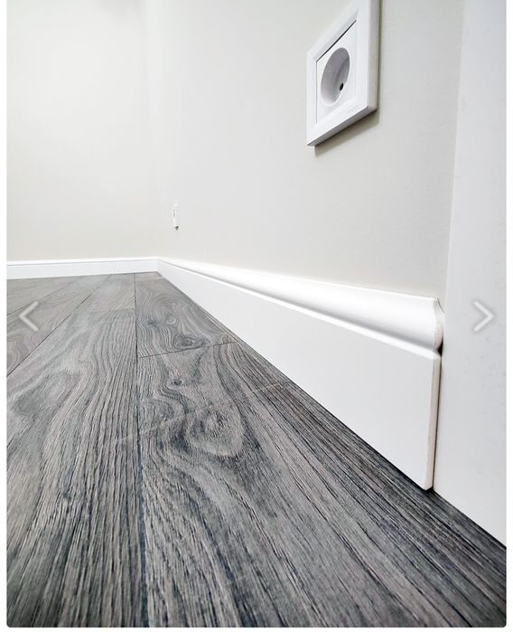 Укладання ламінату, встановлення плінтусів