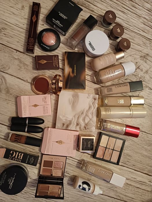 Podkład, cienie, zestaw kosmetyków