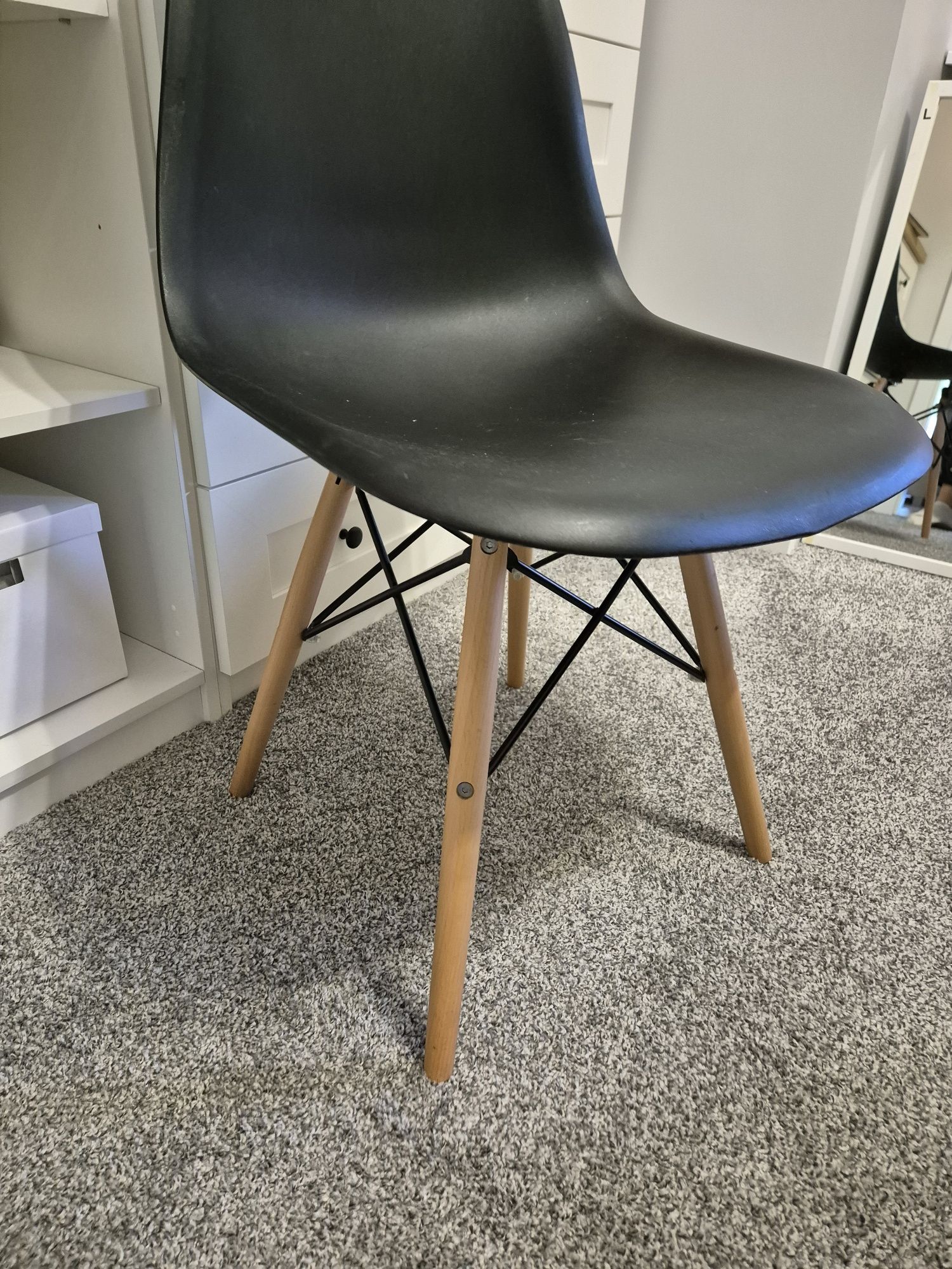Czarne krzesło z drewnianymi nogami