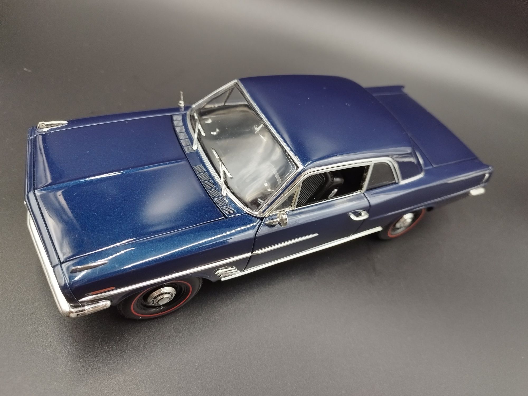 1:18 Highway 61 (1963) Pontiac Lemans model