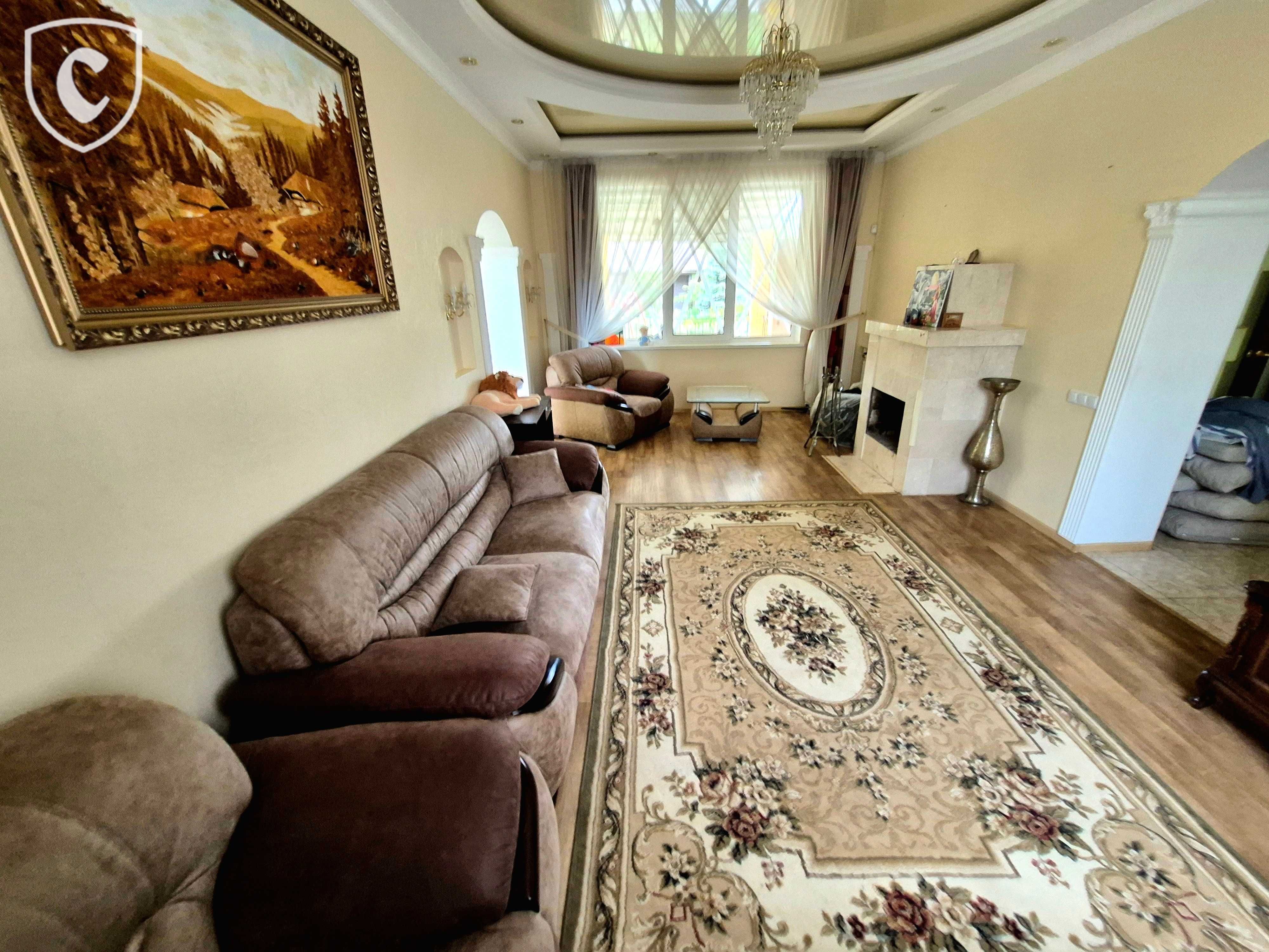 Будинок з басейном , с. Старі Петрівці | 250 м², 15 соток