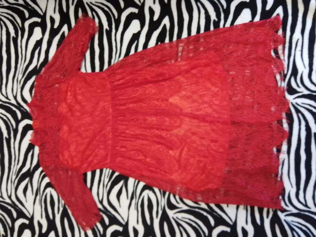 Нарядне плаття яскраво червоного кольору