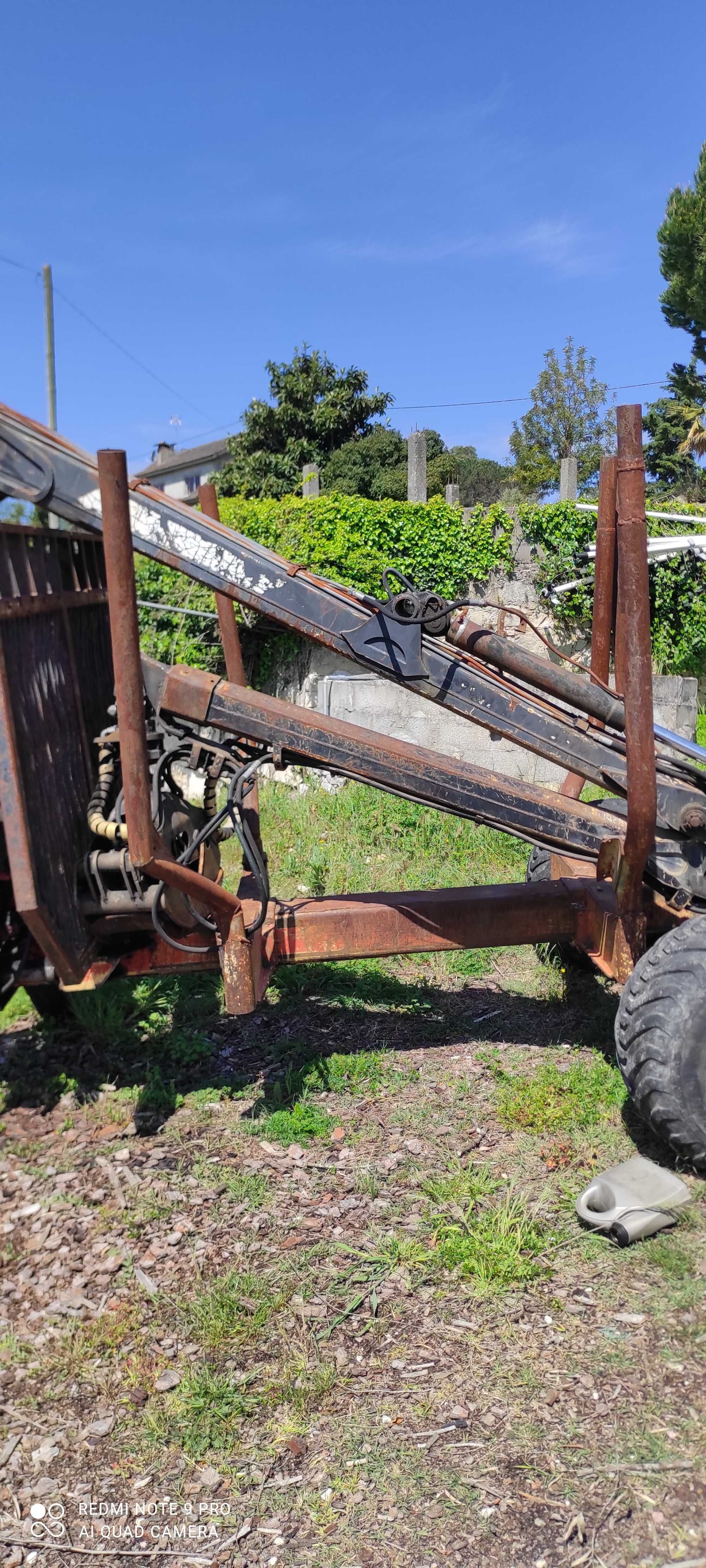 Reboque florestal com grua de 7.5m