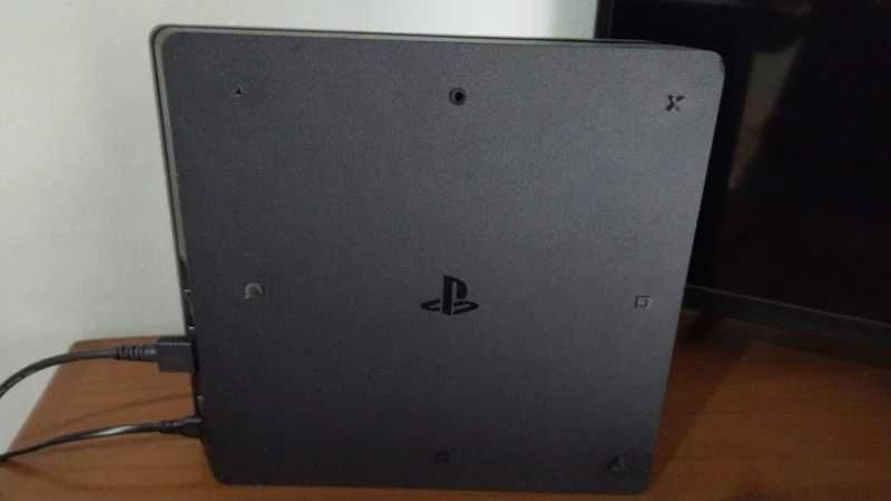 Vendo PS4 mais comando original