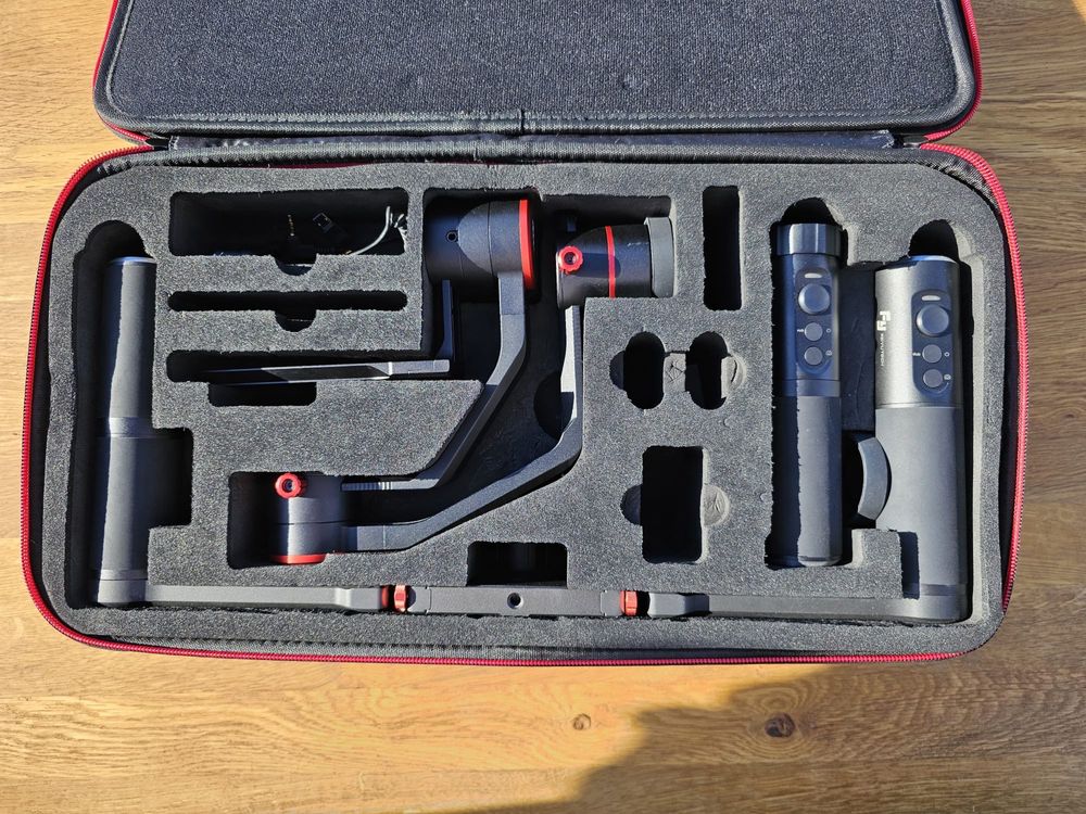 Aparat Panasonic Lumix GH4,  G X Vario 12-35 mm, gimbal, statyw, torba