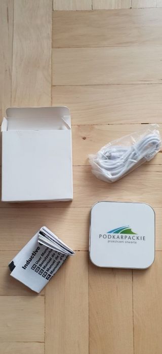 Ładowarka bezprzewodowa z kablem USB,instrukcją,opakowaniem

Posiada z