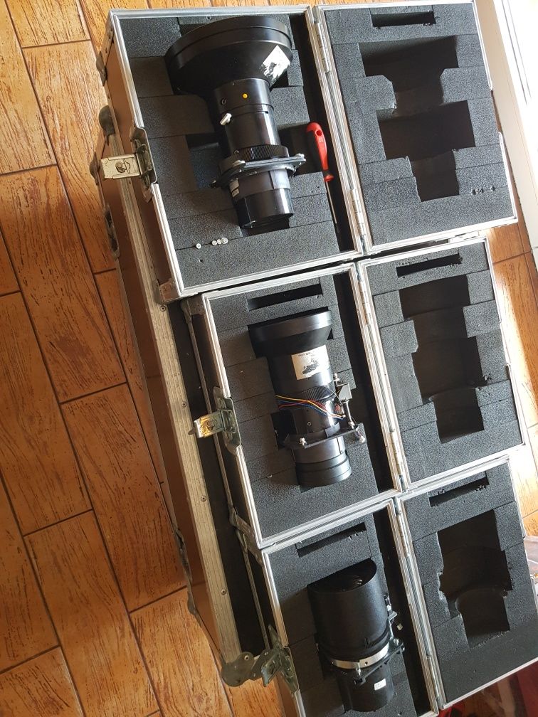 Projektor Sanyo XF47 + 3 x obiektyw + skrzynie transportowe