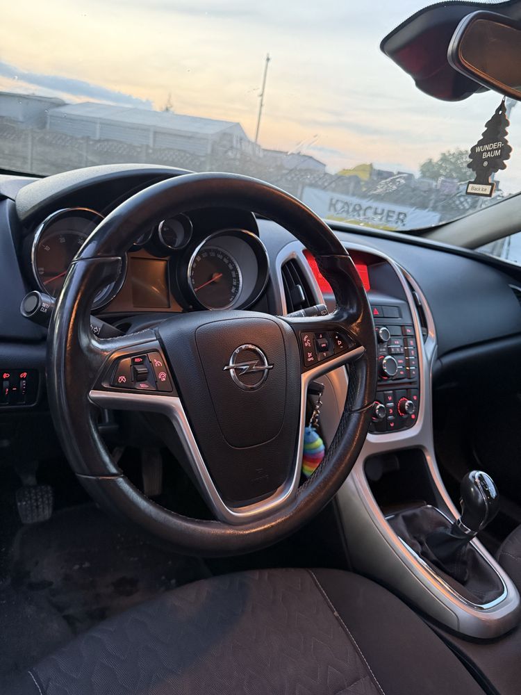 Opel Astra GTC 2013
