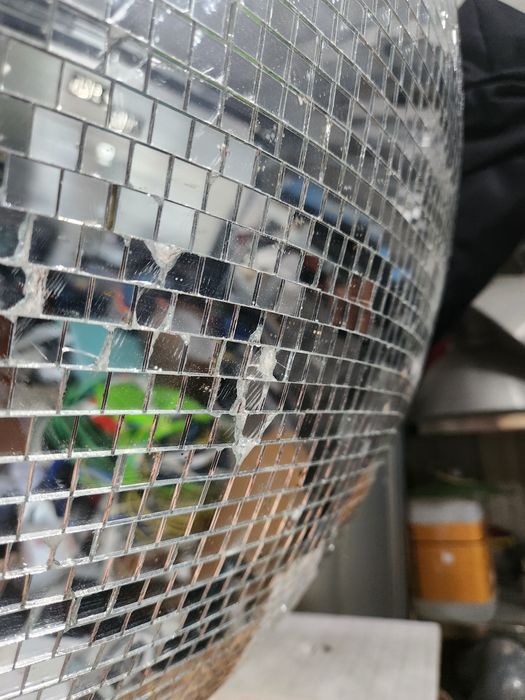Bola espelhos com 1 metro de diâmetro