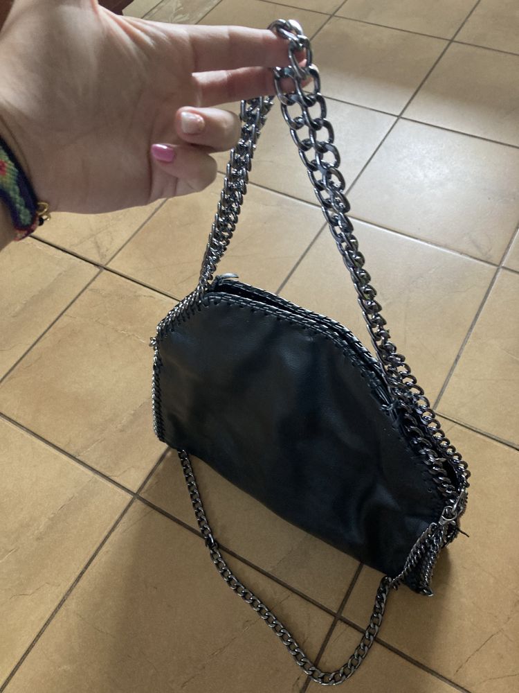 Czarna damska torebka z łańcuchami shoulder bag