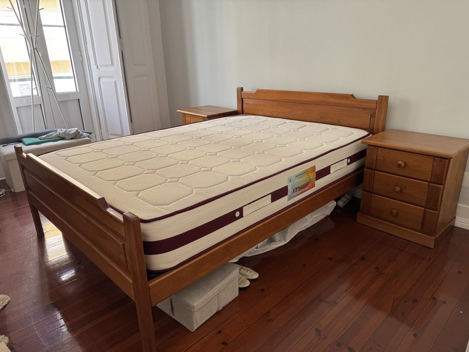 Cama + mesas cabeceira