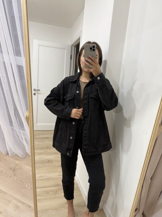 Джинсова куртка чорного кольору