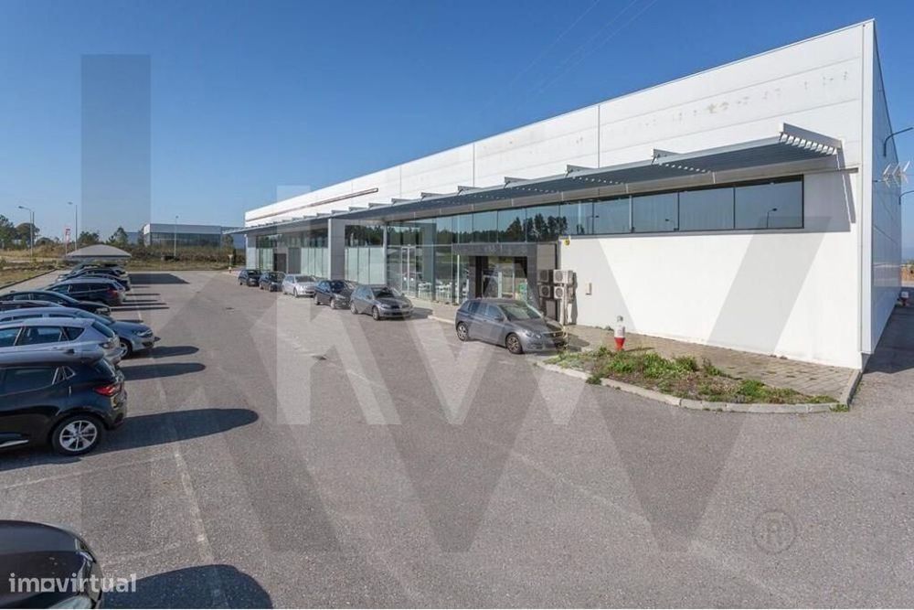 Armazém com  3251,05 m2 inserido no parque industrial de Castelo Branc